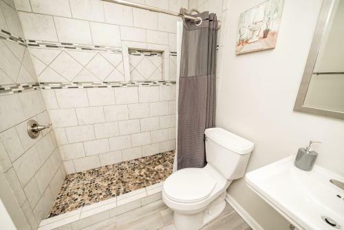 Page's Farmhouse- Walking Distance To Downtown