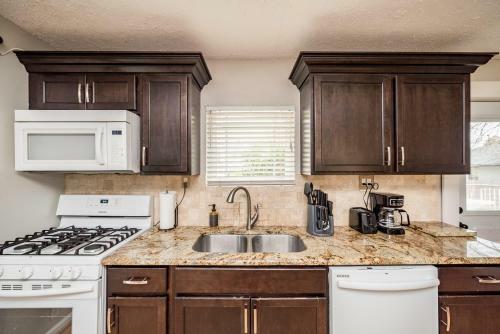 Page's Farmhouse- Walking Distance To Downtown