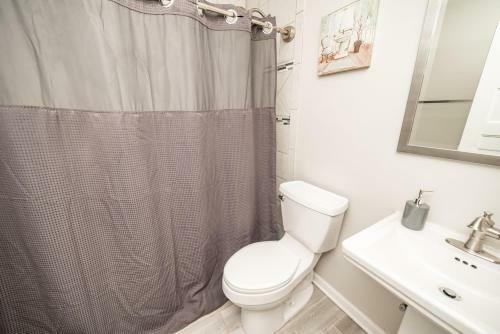 Page's Farmhouse- Walking Distance To Downtown