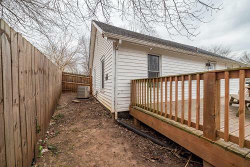 Page's Farmhouse- Walking Distance To Downtown