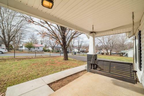 Page's Farmhouse- Walking Distance To Downtown