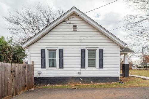 Page's Farmhouse- Walking Distance To Downtown