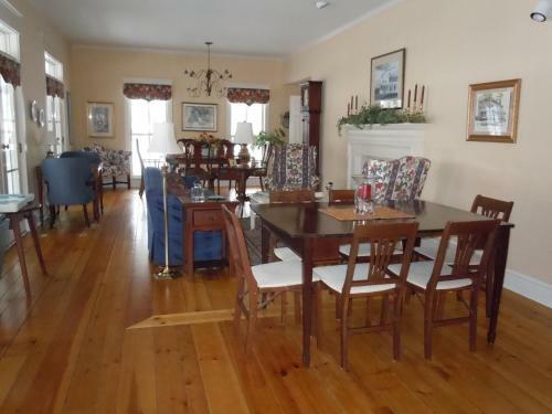 Bed & Breakfast Harbor House Inn