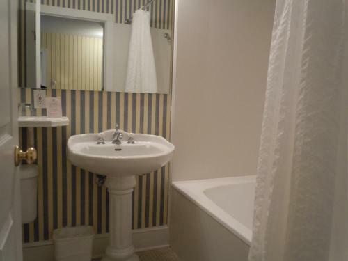 Bed & Breakfast Harbor House Inn