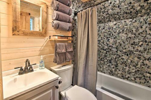 Cozy Waterside Chalet By Mt Rainier National Park!