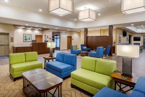 Hotel Comfort Suites Burlington Near I-5