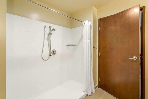 Hotel Comfort Suites Burlington Near I-5
