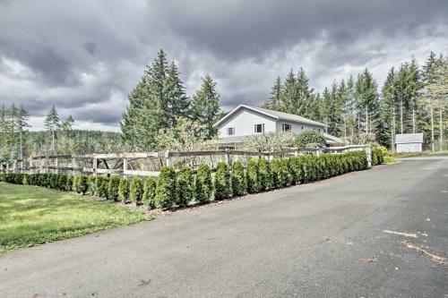 Eatonville Farmhouse With Fire Pit And Gazebos!