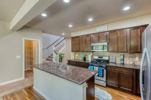 Quieter Villa: Neighborhood, Closer To Boeing