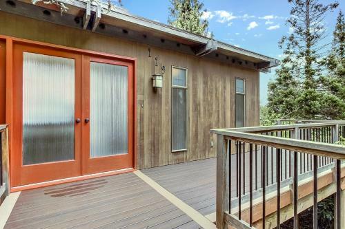 Pacific Nw Mid-century Modern Waterfront Gem Located On Raft Island Home