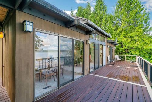 Pacific Nw Mid-century Modern Waterfront Gem Located On Raft Island Home