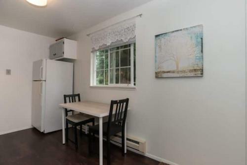 Contemporary, Marine 2bd/1ba Apartment C In Kent