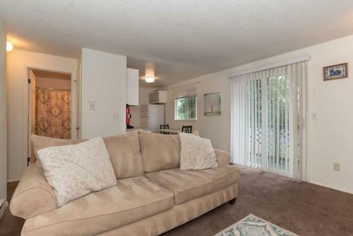 Contemporary, Marine 2bd/1ba Apartment C In Kent