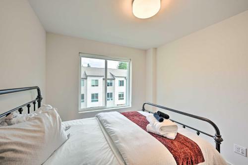 Sleek Lynnwood Townhome With Peloton And Backyard