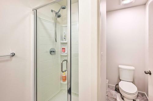 Sleek Lynnwood Townhome With Peloton And Backyard