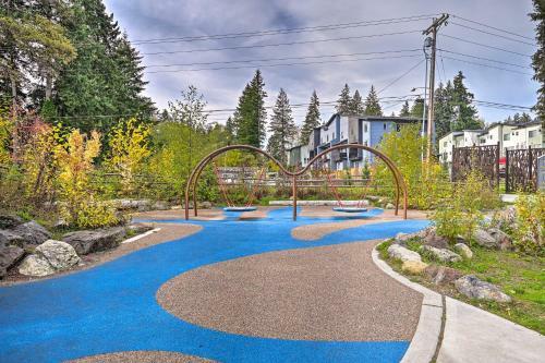 Sleek Lynnwood Townhome With Peloton And Backyard