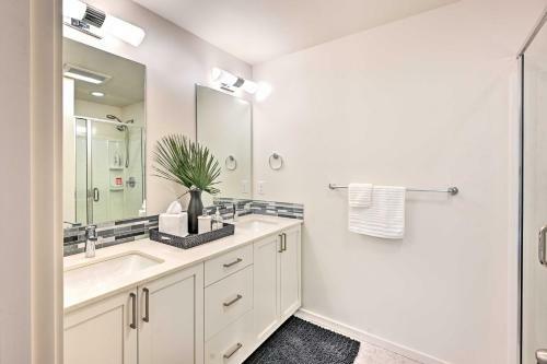 Sleek Lynnwood Townhome With Peloton And Backyard