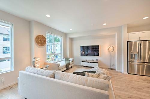 Sleek Lynnwood Townhome With Peloton And Backyard