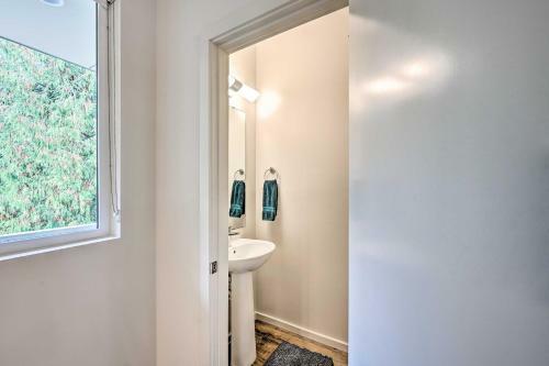 Sleek Lynnwood Townhome With Peloton And Backyard