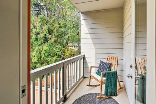 Sleek Lynnwood Townhome With Peloton And Backyard
