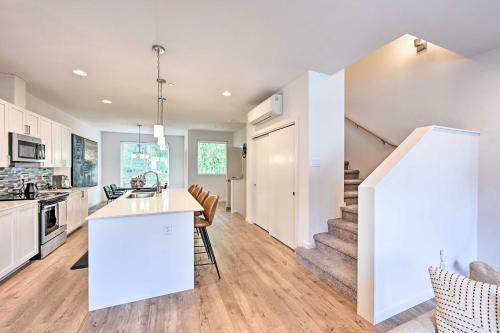 Sleek Lynnwood Townhome With Peloton And Backyard