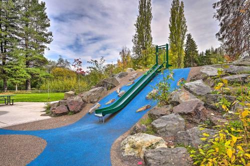 Sleek Lynnwood Townhome With Peloton And Backyard