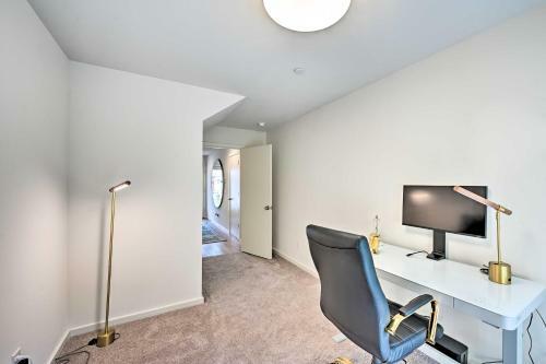Sleek Lynnwood Townhome With Peloton And Backyard