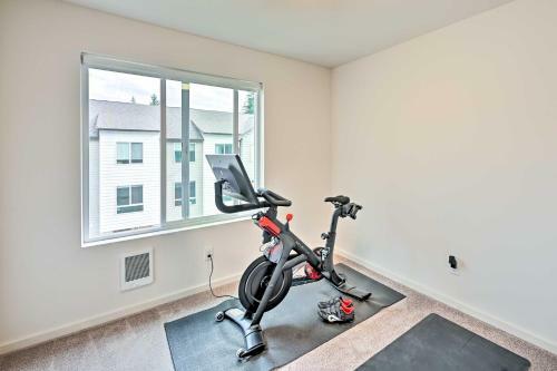 Sleek Lynnwood Townhome With Peloton And Backyard
