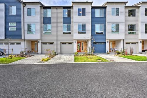 Sleek Lynnwood Townhome With Peloton And Backyard