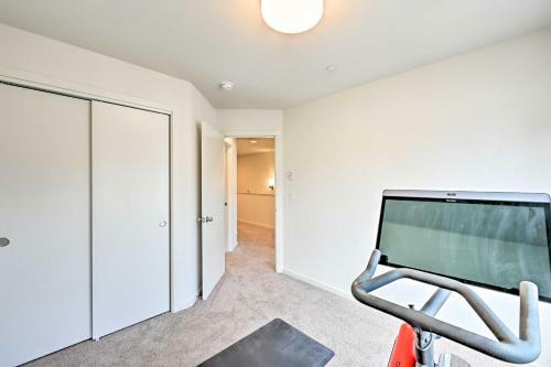Sleek Lynnwood Townhome With Peloton And Backyard