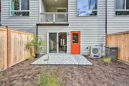 Sleek Lynnwood Townhome With Peloton And Backyard