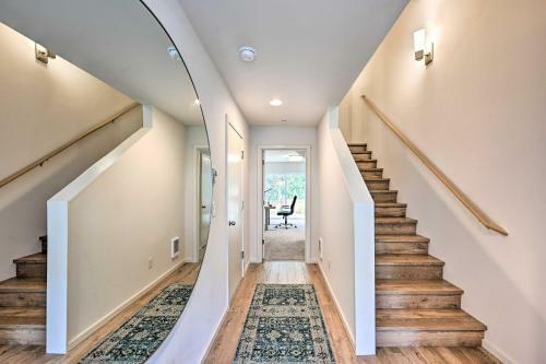 Sleek Lynnwood Townhome With Peloton And Backyard