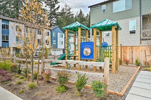 Sleek Lynnwood Townhome With Peloton And Backyard