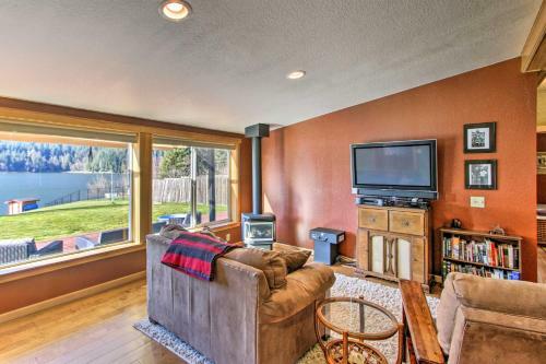 Lakefront Cabin With Stunning Mountain Views And Dock!