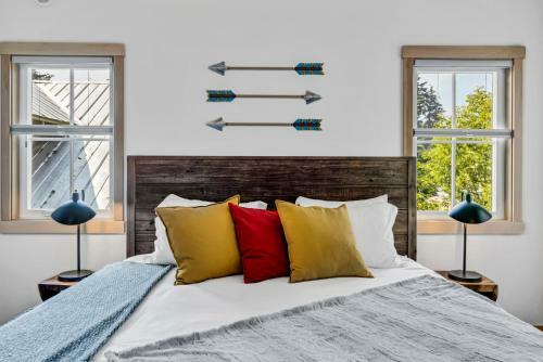 Franz Lodge In Downtown, Sleeps 16+, Pet Friendly, Groups Welcome!
