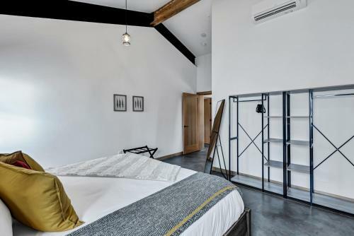 Franz Lodge In Downtown, Sleeps 16+, Pet Friendly, Groups Welcome!