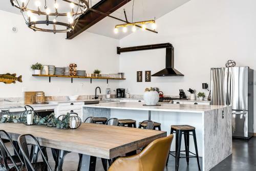 Franz Lodge In Downtown, Sleeps 16+, Pet Friendly, Groups Welcome!