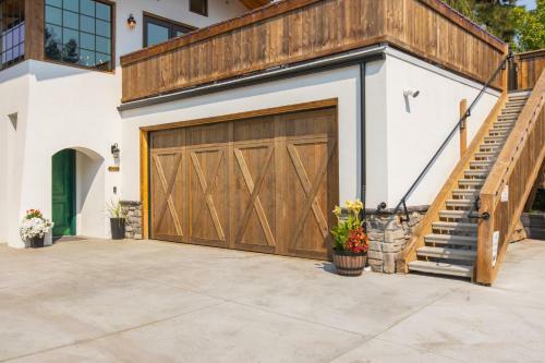 Franz Lodge In Downtown, Sleeps 16+, Pet Friendly, Groups Welcome!