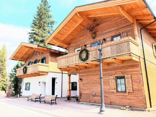 Hans Lodge In Downtown, Sleeps 16+ And Pet Friendly!