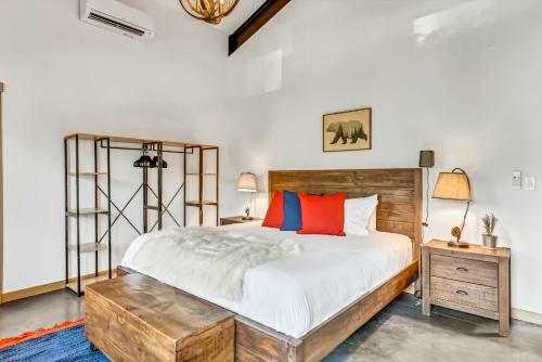 Hans Lodge In Downtown, Sleeps 16+ And Pet Friendly!