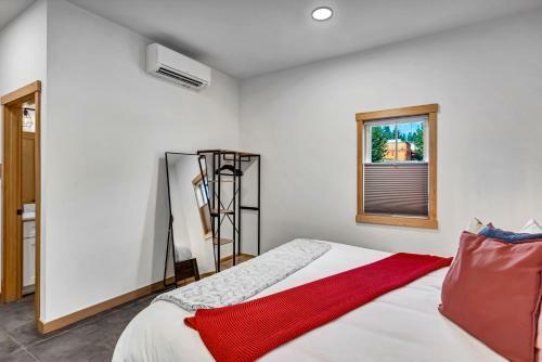 Hans Lodge In Downtown, Sleeps 16+ And Pet Friendly!