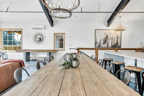 Hans Lodge In Downtown, Sleeps 16+ And Pet Friendly!
