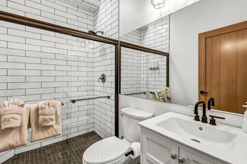 Hans Lodge In Downtown, Sleeps 16+ And Pet Friendly!
