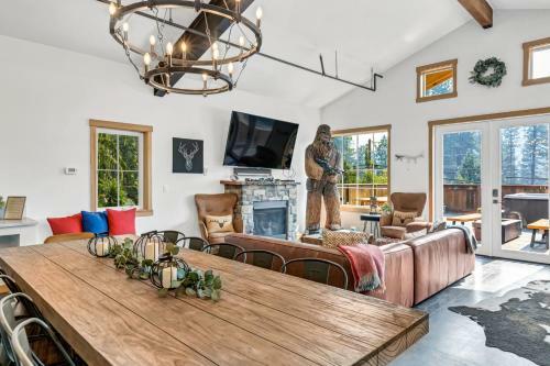 Hans Lodge In Downtown, Sleeps 16+ And Pet Friendly!
