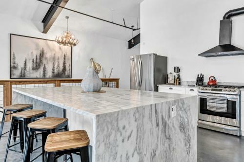 Hans Lodge In Downtown, Sleeps 16+ And Pet Friendly!