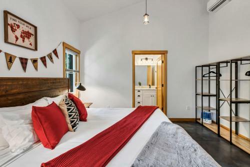 Hans Lodge In Downtown, Sleeps 16+ And Pet Friendly!
