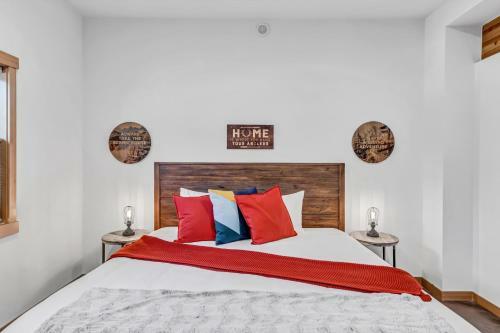 Hans Lodge In Downtown, Sleeps 16+ And Pet Friendly!