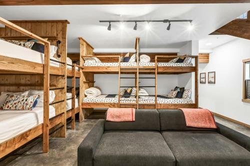 Hans Lodge In Downtown, Sleeps 16+ And Pet Friendly!