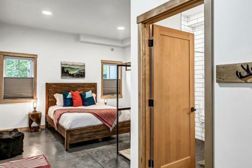 Hans Lodge In Downtown, Sleeps 16+ And Pet Friendly!