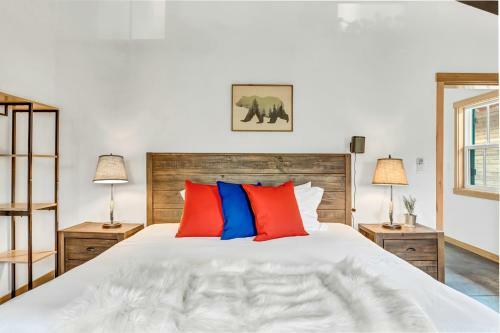 Hans Lodge In Downtown, Sleeps 16+ And Pet Friendly!